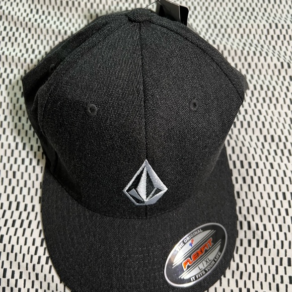 Volcom Black Flexfit Hat - Picture 1 of 3
